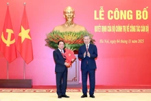 El secretario general del Partido Comunista de Vietnam, To Lam, entrega la decisión del Buró Político para nombrar al camarada Trinh Van Quyet como jefe de la Comisión de Propaganda y Movilización de Masas del Comité Central del Partido. 