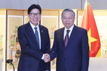El secretario general del Partido Comunista de Vietnam, To Lam, recibe al alcalde de Busan, Park Heong-joon. (Foto: VNA)