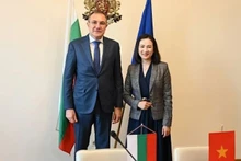 La embajadora vietnamita en Bulgaria, Nguyen Thi Minh Nguyet, y el ministro de Trabajo y Política Social de Bulgaria, Borislav Gutsanov. (Foto: Embajada de Vietnam en Bulgaria)
