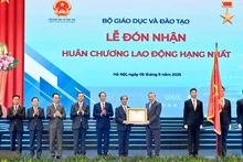 El secretario general del Partido Comunista de Vietnam, To Lam, otorga la Orden de Trabajo de primera clase al Ministerio de Educación y Formación.