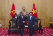 Nguyen Xuan Thang, miembro del Buró Político del Partido Comunista de Vietnam (PCV) y director de la Academia Nacional de Política Ho Chi Minh y Ace Hasan Syadzily, presidente de la LEMHANNAS (Foto: Nhan Dan) 