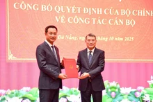 Le Minh Hung, (derecha) miembro del Buró Político, secretario del Comité Central del PCV y jefe de su Comisión de Organización, presenta la decisión del nombramiento a Le Ngoc Quang. (Foto: VGP)