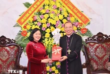 La miembro del Buró Político del Partido Comunista de Vietnam (PCV), secretaria de su Comité Central y presidenta del Frente de la Patria de Vietnam (FPV), Bui Thi Minh Hoai, extiende saludos navideños a la Arquidiócesis de Hanói y al Comité de Unidad de Católicos Vietnamitas. (Foto: VNA)