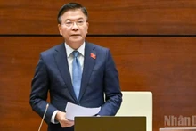 El viceprimer ministro de Vietnam Le Thanh Long rinde cuentas ante la Asamblea Nacional. (Foto: Nhan Dan)