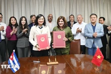 Firma del acta de la reunión (Foto: VNA)