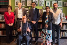 El embajador Do Hung Viet y delegados participantes en la cita (Foto: VNA)