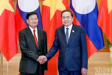 [Foto] Presidente del Legislativo vietnamita sostiene encuentro con máximo dirigente laosiano