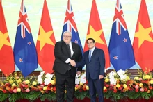 El primer ministro de Vietnam, Pham Minh Chinh, y el presidente del Parlamento de Nueva Zelanda, Gerry Brownlee.