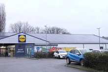 Un supermercado en Alemania instala un sistema de paneles solares. (Foto: Xinhua)