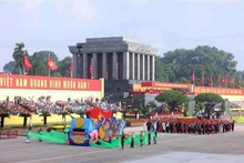 El bloque representativo de las 54 etnias vietnamitas desfilando frente a la tribuna. (Foto: VNA)