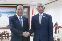 El secretario del Comité Central del Partido Comunista de Vietnam (PCV) y jefe de su Comisión de Propaganda y Movilización de Masas, Trinh Van Quyet, se reúne con Khamphan Pheuiyavong, secretario del Comité Central del Partido Popular Revolucionario de Laos y jefe de su Comisión de Propaganda y Capacitación. (Foto: VNA)