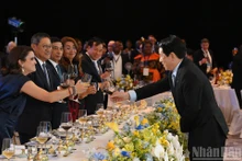 El presidente vietnamita, Luong Cuong, da la bienvenida a los jefes de delegación a la ceremonia de firma de la Convención de Hanói. (Foto: Nhan Dan)