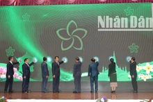 Los delegados presionaron el botón para inaugurar el Sistema de producción de tarjetas de identidad ciudadana de Laos. (Foto: Nhan Dan)