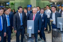 El viceprimer ministro Nguyen Hoa Binh asiste a la ceremonia de inauguración de la Terminal T2 ampliada del Aeropuerto Internacional Noi Bai en Hanoi (Foto: Nhan Dan)
