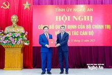 Le Minh Hung, miembro del Buró Político y del Secretariado del Comité Central del PCV y jefe de su Comisión de Organización, entrega la la decisión del Buró Político al nuevo secretario del Comité del Partido de Nghe An, Nguyen Khac Than. (Foto: baonghean.vn)