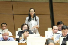 La diputada Trinh Thi Tu Anh, de la provincia de Lam Dong, interviene en la sesión (Foto: Nhan Dan)