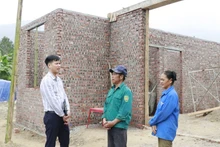 Un funcionario de la comuna de Viet Hong (provincia de Lao Cai) inspecciona la construcción de la casa de una familia local (Foto: VNA)