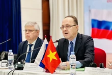 El embajador ruso en Hanoi, Gennady Stepanovich Bezdetko, habla en la conferencia de prensa. (Foto: VNA)