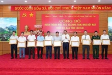 El secretario del Comité del Partido de la provincia de Lao Cai, Trinh Xuan Truong, otorga Certificados de Mérito a las entidades y localidades con logros sobresalientes en la eliminación de viviendas temporales y deterioradas. (Foto: Nhan Dan)