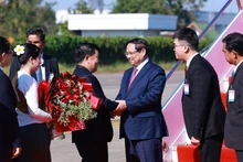El primer ministro de Vietnam, Pham Minh Chinh, arriba al aeropuerto internacional de Wattay, en Vientián, para comenzar una visita de trabajo a Laos. (Foto: VNA)