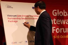 El viceprimer ministro vietnamita Bui Thanh Son firma en la ceremonia para anunciar el paquete de apoyo de 430 millones de euros para el Proyecto hidroeléctrico de almacenamiento por bombeo de Bac Ai, uno de los proyectos clave dentro de la Asociación de Transición Energética Justa (JETP) de Vietnam. (Foto: VNA)