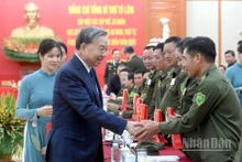 El secretario general del Partido Comunista de Vietnam, To Lam, con individuos y colectivos ejemplares de las fuerzas que participan en la protección de la seguridad y el orden a nivel de base en todo el país. (Foto: Nhan Dan)