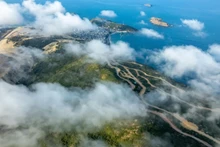 En los últimos años, Binh Dinh se ha destacado en el mapa turístico por sus hermosas rutas costeras, playas vírgenes y tranquilos pueblos pesqueros.