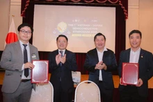 Se firman Memorandos de Entendimiento (MOU) entre el Colegio Politécnico FPT, la Alianza para el desarrollo de recursos de la industria de semiconductores de Vietnam y socios nipones. (Foto: Consulado General de Vietnam en Osaka)