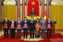 El presidente Luong Cuong posa una foto con los embajadores nombrados. (Foto: Nhan Dan)