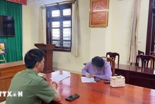 La Policía de la provincia de Lam Dong trabaja con un caso por difundir información falsa relacionada con la situación de los desastres naturales en redes sociales. (Foto: VNA)