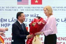 Pham Thanh Kien, vicepresidente permanente del Consejo Popular de Ciudad Ho Chi Minh, felicita a Susan Burns, cónsul general de Estados Unidos en la urbe. (Foto: VNA)