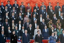 El secretario general del Partido Comunista de Vietnam, To Lam, y su esposa asisten a la ceremonia conmemorativa y al desfile militar en celebración del 50º aniversario del Día Nacional de Laos y del 105º aniversario del nacimiento del presidente Kaysone Phomvihane.
