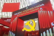 [Foto] Zona 6 de exposición ‘95 años de la Bandera del Partido iluminando el camino’