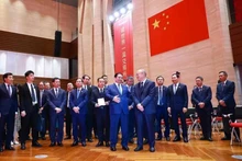 El primer ministro Pham Minh Chinh y la delegación vietnamita visitan la Bolsa de Valores de Shanghái (SSE) y el Centro Financiero Internacional de Shanghái (IFC) (Foto: VNA)