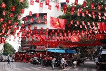 Calles llenas de banderas nacionales en Hanói en saludo al 80º aniversario de la Revolución de Agosto y del Día Nacional (Foto: Nhan Dan)