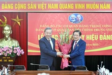 [Foto] Máximo dirigente partidista concede insignia por 45 años de membresía del PCV a Phan Dinh Trac