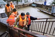 El viceprimer ministro Mai Van Chinh visita a los habitantes en la comuna de Dien Sanh, en la provincia de Quang Tri.