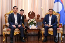 El embajador vietnamita en Tailandia, Pham Viet Hung, y su similar laosiano, Sisavath Inphachanh, en el encuentro. (Foto: Nhan Dan)