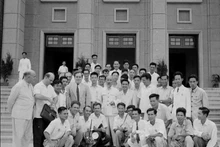 El Presidente Ho Chi Minh y los periodistas. (Foto: VNA)
