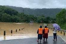 La provincia centrovietnamita de Quang Tri moviliza equipos para desbloquear carreteras tras inundaciones. (Foto: VNA)