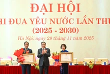 El presidente de la Asamblea Nacional de Vietnam, Tran Thanh Man, entrega la Orden de la Independencia de tercera clase a Dang Thuan Phong y la Orden del Trabajo de segunda clase a Nguyen Thi Le Thuy. 