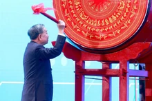 El secretario general del Partido Comunista de Vietnam, To Lam, da el tradicional toque de tambor para marcar el comienzo oficial del nuevo ciclo académico (Foto: Nhan Dan)