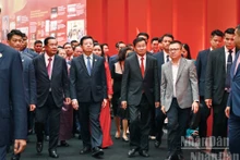El secretario general del Partido Popular Revolucionario y presidente de Laos, Thongloun Sisoulith, y el presidente del Partido Popular (CPP) y titular del Senado de Camboya, Hun Sen, visitan la exposición. (Foto: Nhan Dan)