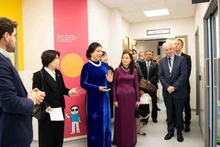 Ngo Phuong Ly, esposa del secretario general del Partido Comunista de Vietnam (PCV), To Lam, visita el Hospital Infantil Evelina de Londres. (Foto: VNA)