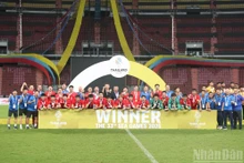 La selección masculina de fútbol Sub-22 recibe medallas de oro en los XXXIII Juegos Deportivos del Sudeste Asiático (SEA Games 33). (Foto: Nhan Dan)
