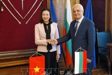 La embajadora vietnamita en Sofía, Nguyen Thi Minh Nguyet, y el ministro de Defensa de Bulgaria, Atanas Zapryanov (Foto: VNA)
