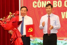 Nguyen Thanh Tam, miembro del Comité Central del Partido y subjefe de su Comisión de Organización, entrega la decisión sobre el nombramiento de Nguyen Van Ut. (Foto: VNA)