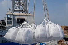 Carga de arroz de exportación a bordo de un barco en un puerto marítimo de Ciudad Ho Chi Minh. (Foto: nongnghiepmoitruong.vn)