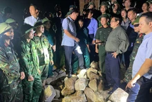 El primer ministro Pham Minh Chinh visita la comuna de Hai Thinh para inspeccionar y dirigir las labores de recuperación tras el tifón Bualoi. (Foto: Nhan Dan)