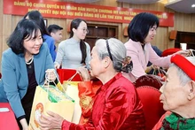 La presidenta del Frente de la Patria de Vietnam, Bui Thi Minh Hoai, entrega obsequios a las personas mayores en Hanói. (Foto: Nhan Dan)